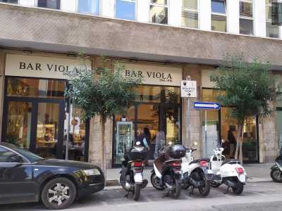 Oltrepassata piazza Carabellese, dopo un centinaio di metri, ecco la nostra prossima tappa: il bar Viola, presenza fissa della strada sin dal 1936